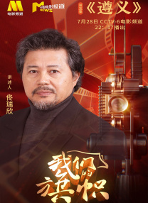 大约10分钟之后见到一位英俊潇洒的男子牵着伊能静的手一起走出公寓，此人正是其男友秦昊。