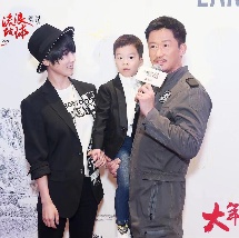井柏然化身为藏匿于蓝光之中，与蝶共悟生于幽谷的兰草之性 ，翩翩君子邂逅一场绮梦之旅，氛围感十足。